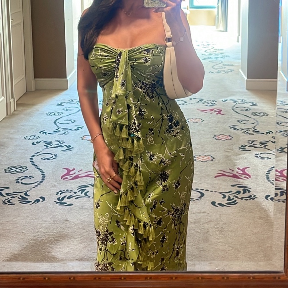 Beautiful Silk Cinq à Sept dress size 0. Worn once for a dinner.